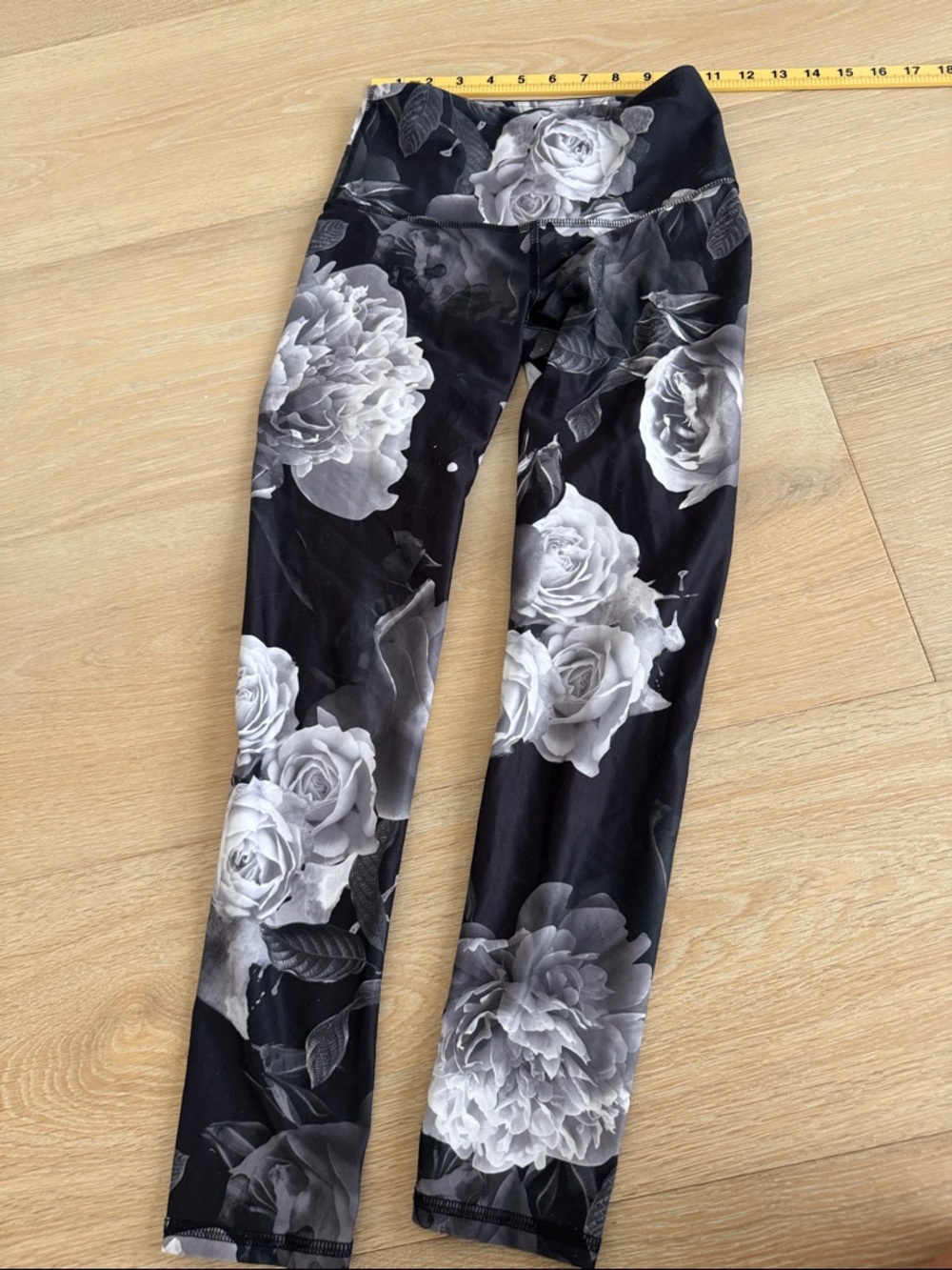 Noli Black Leggings with White Floral Print XS